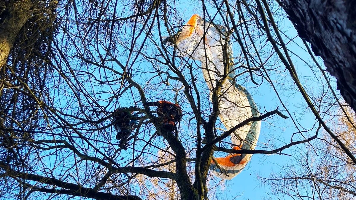 Paraglidistu sundávali ze stromu na Teplicku